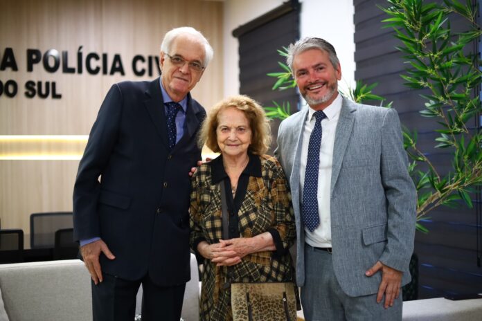 Delegado-Geral recebe a visita do casal de empresários, Carlos Alberto Farnesi e Adiles do Amaral Torres, de Dourados