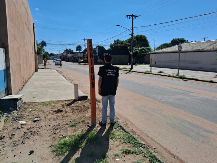 Vereador Tiago Vargas consegue instalação de ponto de ônibus na rua Almirante Cochrane, no Jardim Los Angeles