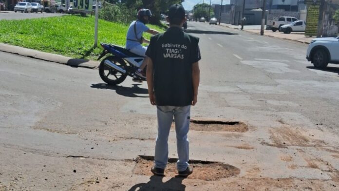 Vereador Tiago Vargas tem solicitação atendida para serviço de tapa-buraco na Avenida Gunter Hans