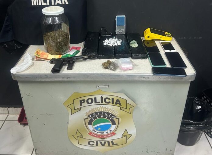 Em ação conjunta, Polícia Civil e Militar fecham ponto de venda de drogas e prendem dois suspeitos em flagrante por tráfico de drogas e posse de arma de fogo em Naviraí