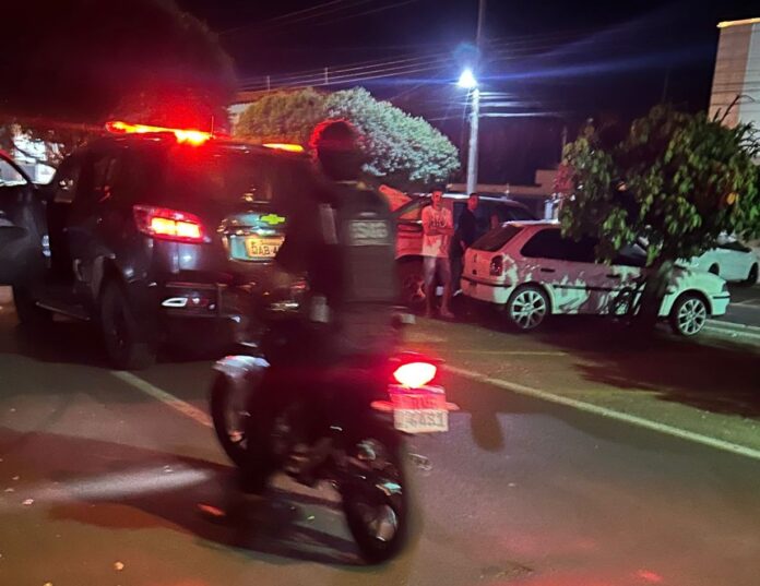 Polícia Civil prende em flagrante jovens que demonstravam manobras arriscadas e empregavam velocidade incompatível com a via em área de concentração popular, em Caarapó
