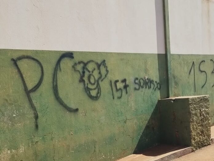 Polícia Civil identifica autor de pichações com insígnia de facção criminosa em monumentos públicos de Batayporã