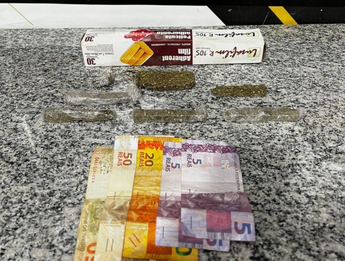 Polícia Civil fecha “boca de fumo” e prende mãe e filho por tráfico de drogas e associação para o tráfico, em Dourados