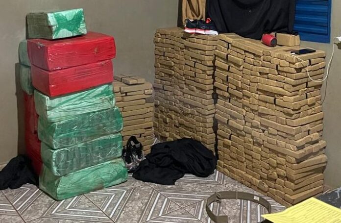 Polícia Civil realiza a maior apreensão de drogas da história do município, se considerado o tráfico interno, sendo apreendidos 850 kg de entorpecentes em Maracaju