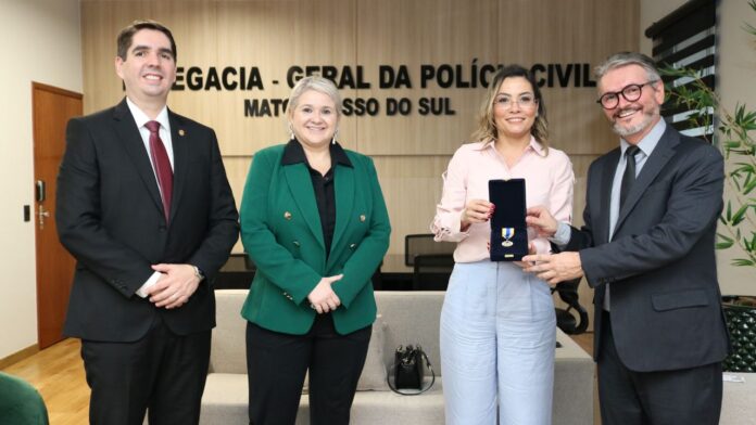 Delegado-Geral entrega medalha prêmio para juíza da comarca de Aquidauana