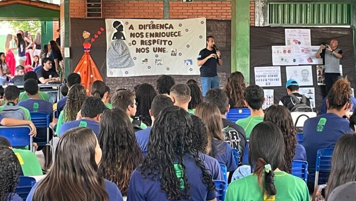 Polícia Civil promove palestra sobre a importância do dia da consciência negra em Ribas do Rio Pardo