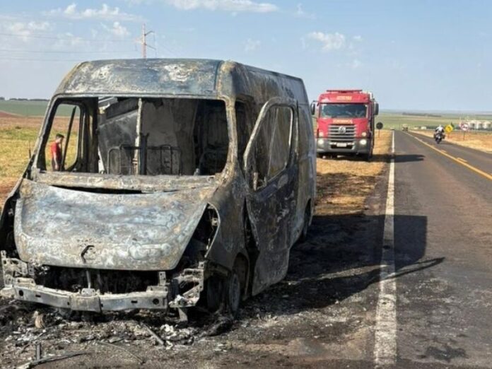 Van que transportava medicamentos para Chapadão do Sul pega fogo na BR-060
