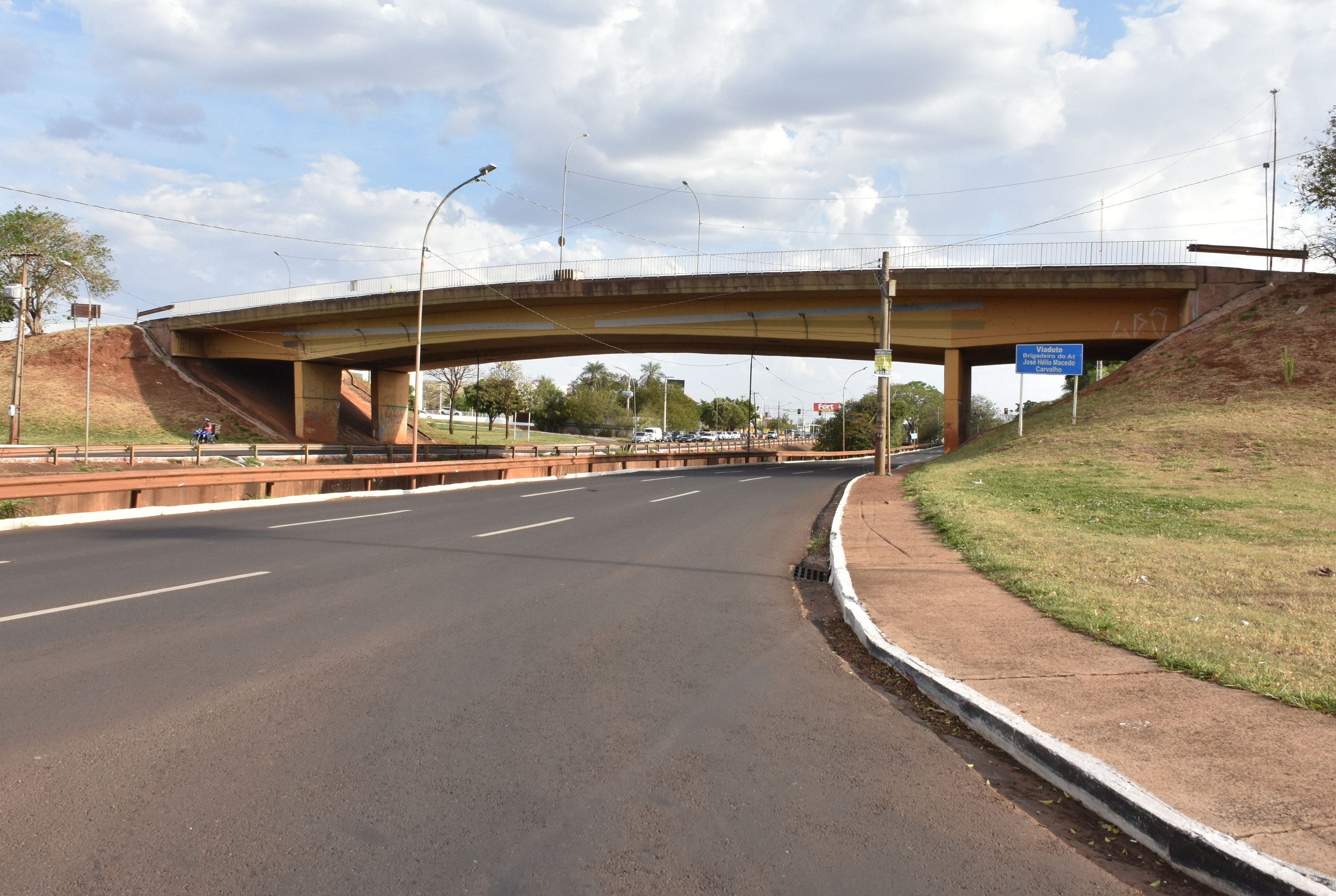 Trinco em viaduto próximo à UFMS