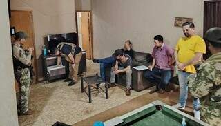 Quatro são presos com submetralhadora em entreposto na fronteira Quatro são presos com submetralhadora em entreposto na fronteira