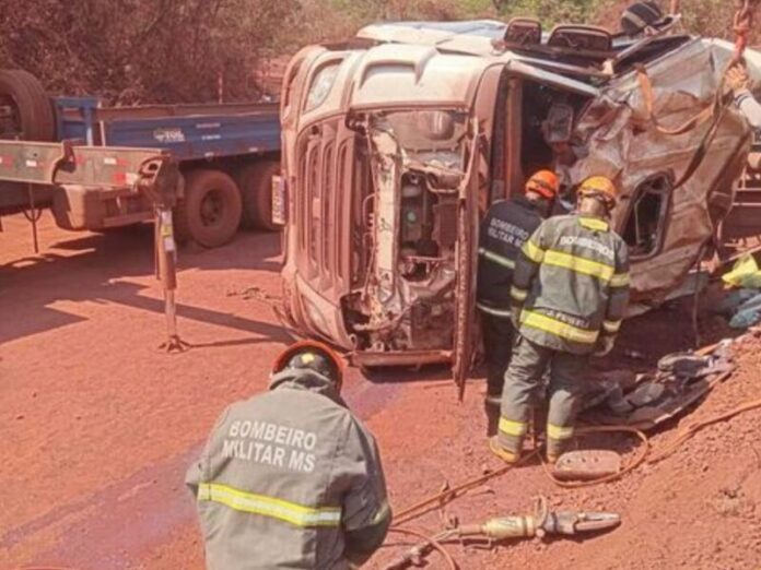 Carreta tomba em estrada de Corumbá e motorista morre preso às ferragens
