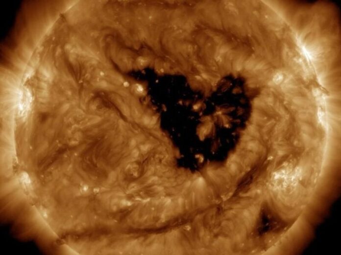 Nasa registra buraco em forma de borboleta na superfície do Sol