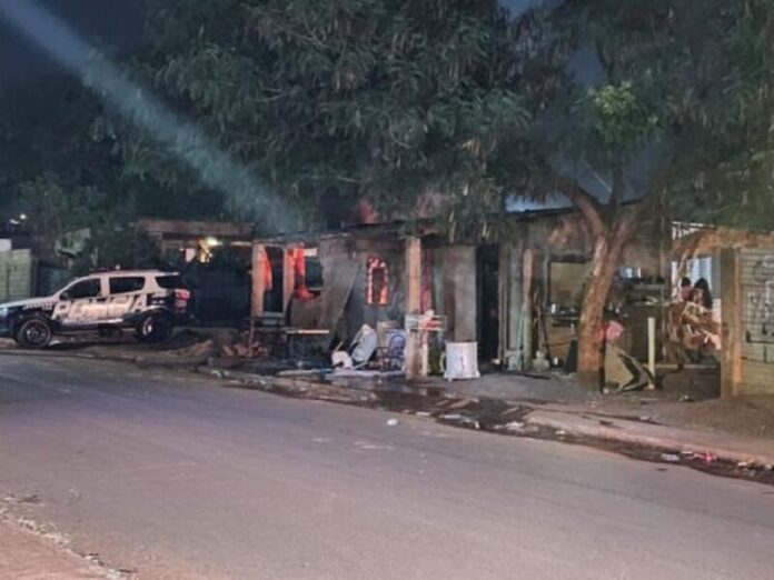 Revoltados, moradores ateiam fogo na casa de suspeito de abusar de crianças na Capital