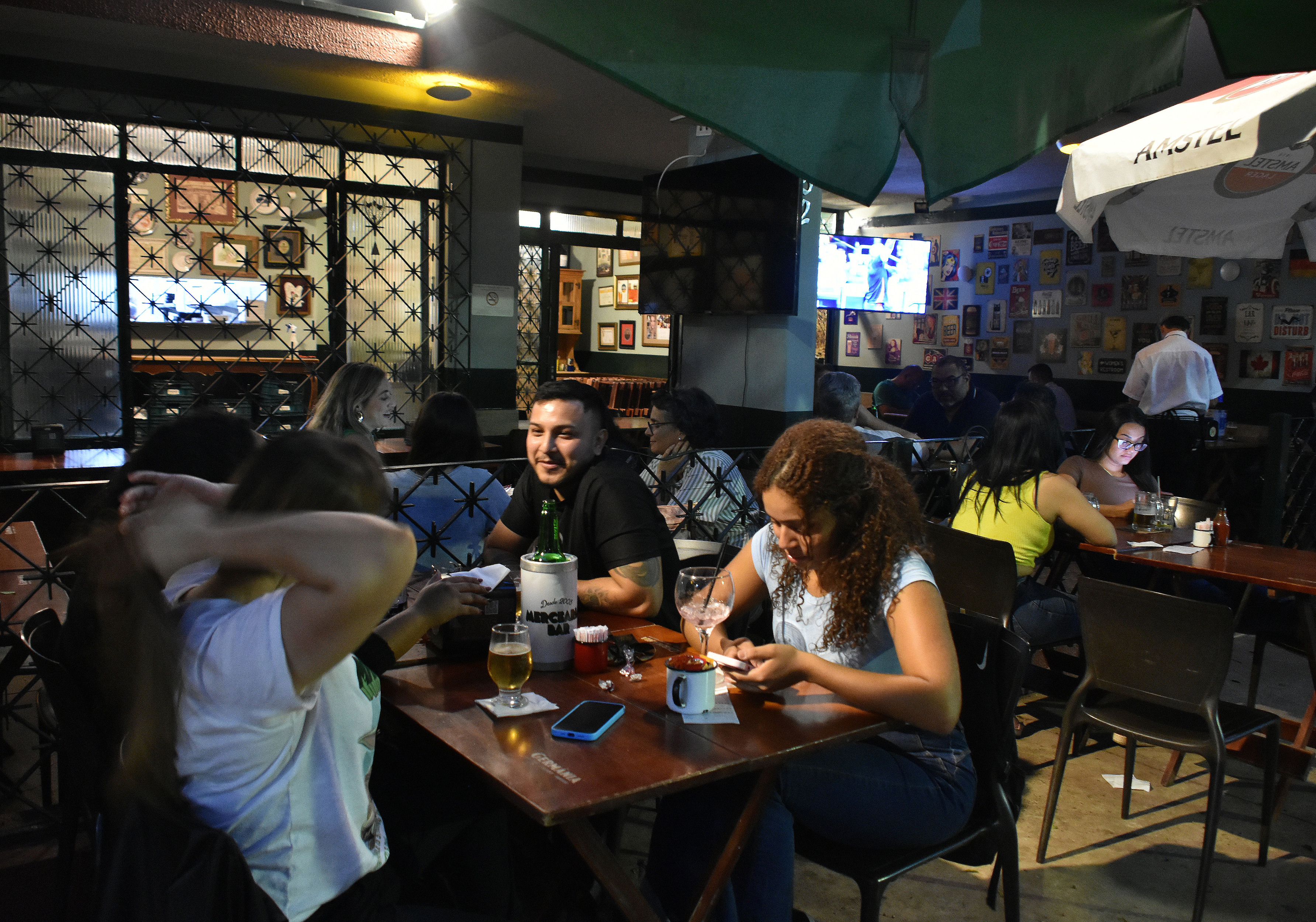 Jovens saem para beber mas decidem não arriscar com bebidas destiladas 