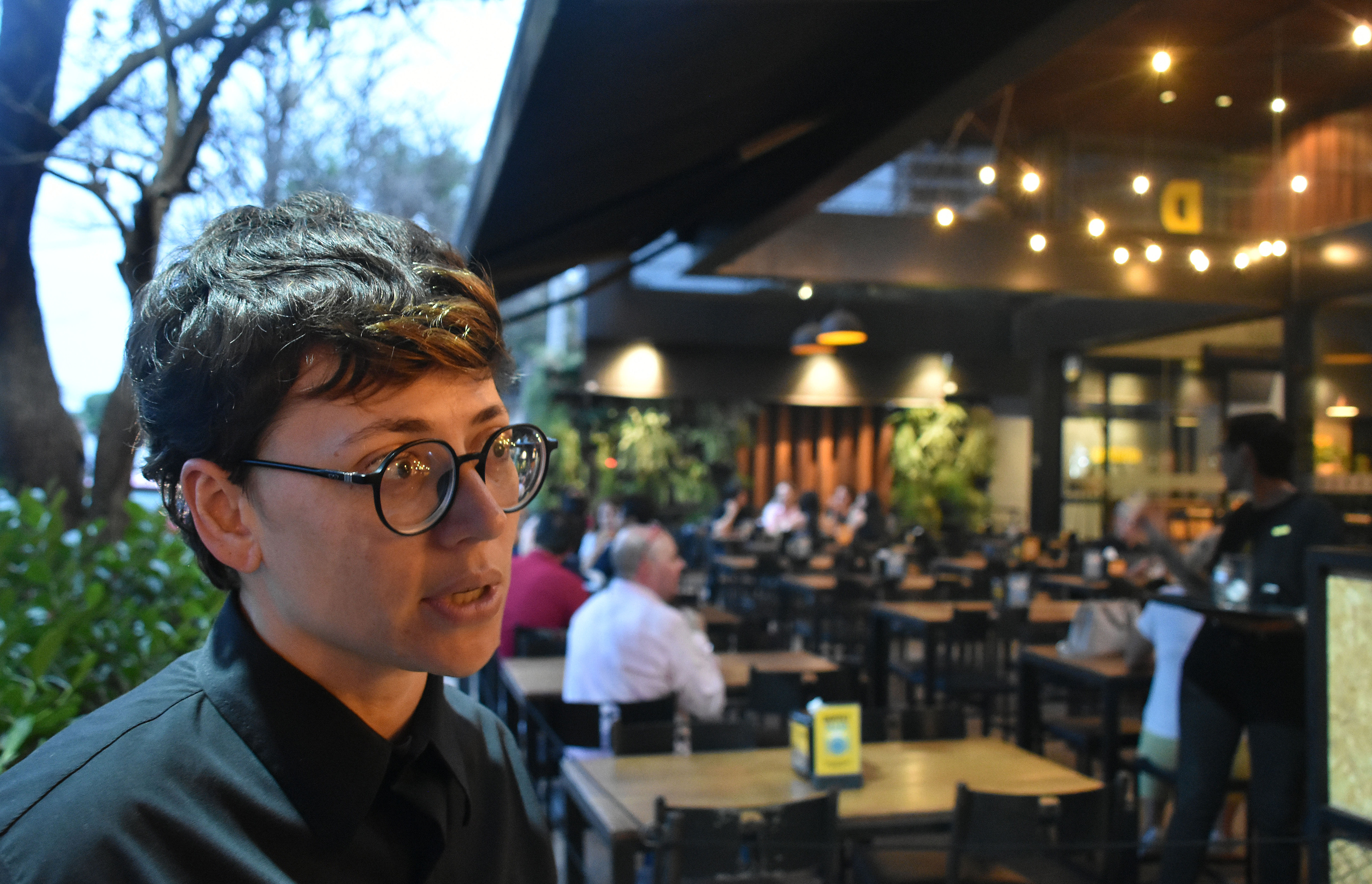 Jovens saem para beber mas decidem não arriscar com bebidas destiladas 