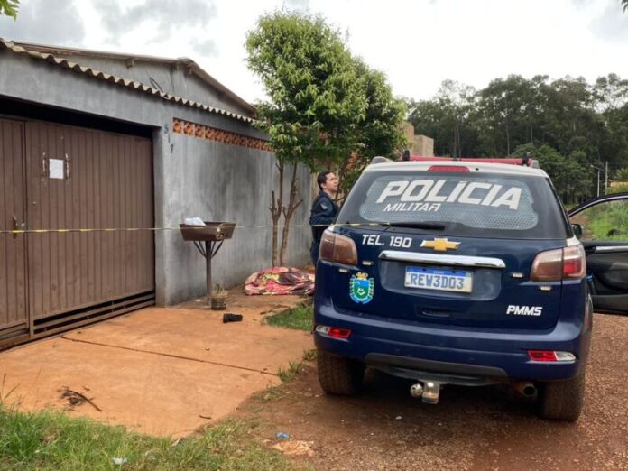 Casal é assassinado com vários golpes de faca em casa no Jardim Colibri