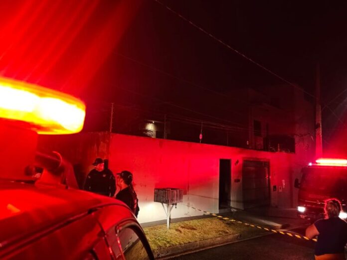 Homem pode ter matado mulher a facadas antes de atear fogo em casa no Monte Castelo