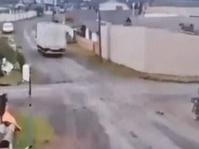 JD1TV: Caminhão arrasta fio e idoso voa por vários metros em Lages