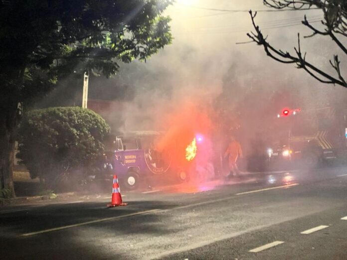JD1TV: Kombi de atlética acadêmica pega fogo no centro de Campo Grande