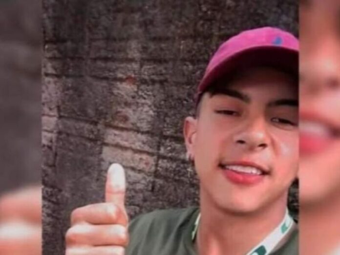 Jovem é assassinado a facadas e polícia recolhe corpo durante velório em Amambai