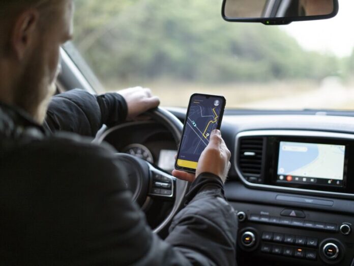 Motorista de app sofre mata-leão, é agredido e tem carro roubado por grupo na Capital