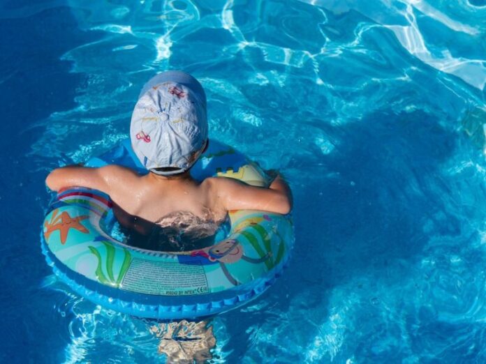 Brincadeira em piscina termina com criança batendo cabeça na borda em Corumbá
