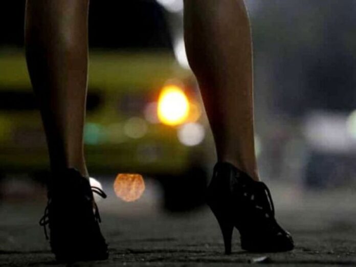Homem tem celular e dinheiro roubados por duas travestis no centro de Dourados