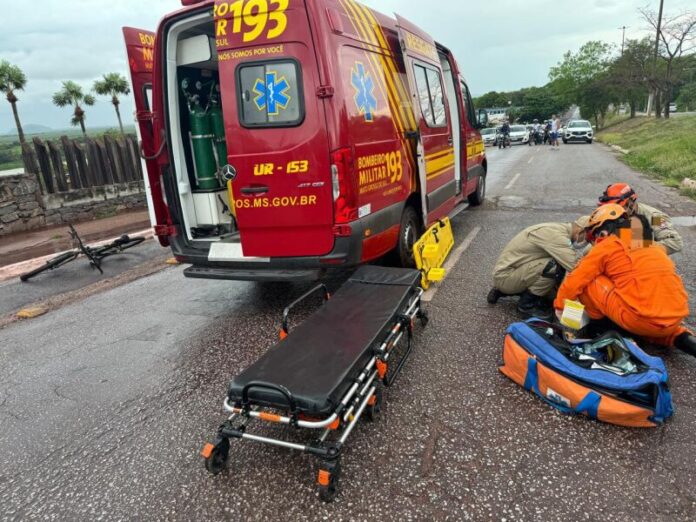 Motociclista é socorrida após cair sozinha e ficar ferida em Corumbá