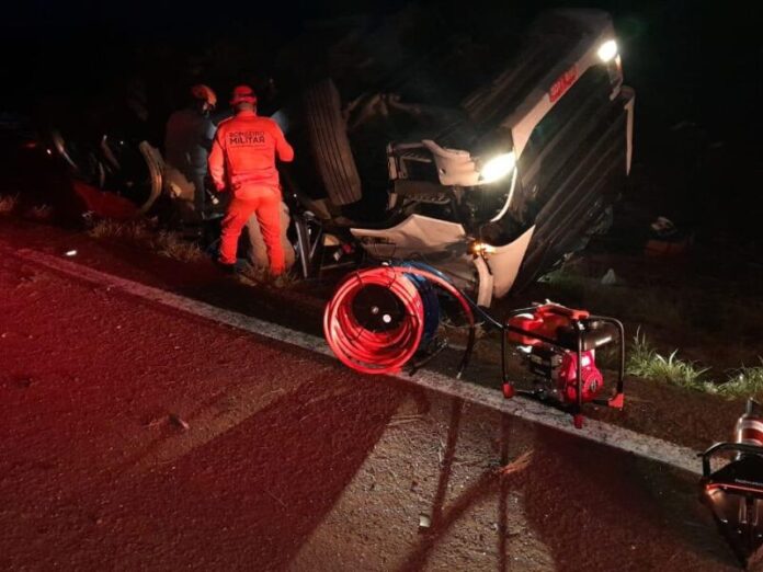 Motorista morre ao tombar caminhão após usar drogas entre Inocência e Paranaíba,