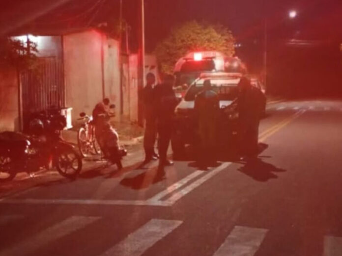 Mulher é morta a facadas e filho é preso por feminicídio em Aparecida do Taboado