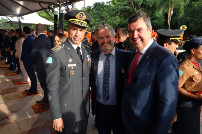 Delegado-Geral é condecorado em solenidade do Dia do Patrono do Corpo de Bombeiros Militar