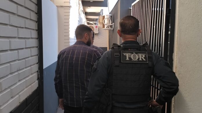 Policiais prendem homem que contratou serviço de frete para transportadar mudança com entorpecentes escondidos