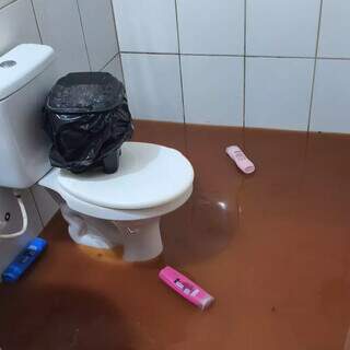 Enxurrada toma resid&ecirc;ncias ap&oacute;s chuva torrencial em Sidrol&acirc;ndia