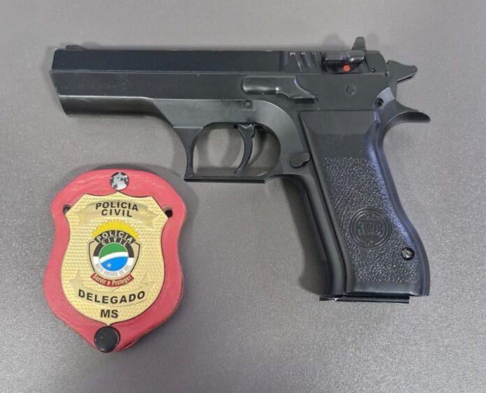 Em ações preventivas de enfrentamento à violência doméstica, Polícia Civil prende homem em Bataguassu e apreende arma de fogo e simulacro