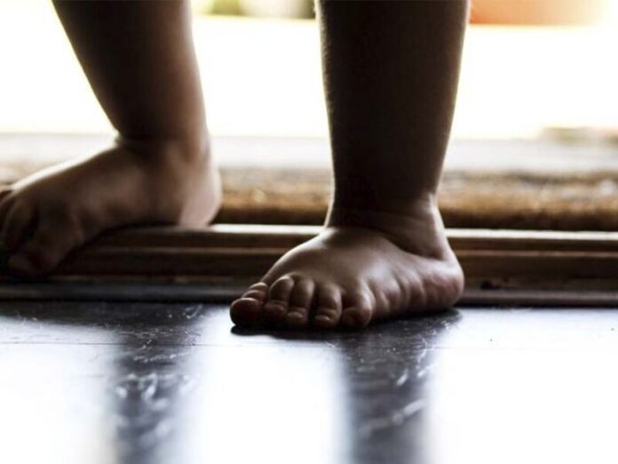 Mãe e padastro são presos por torturar e queimar menina de 4 anos