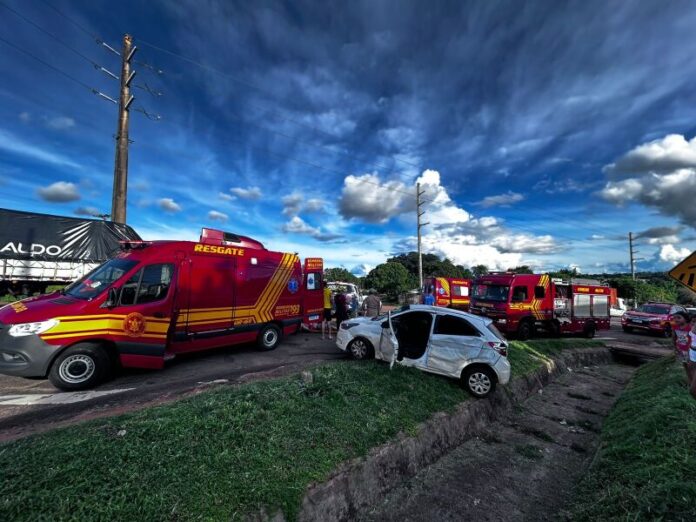 Vídeo: Acidente entre carreta e carro deixa quatro feridos, incluindo criança, no anel viário
