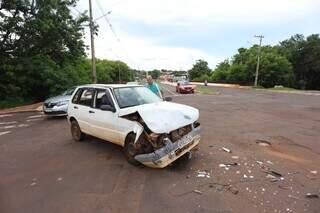 Colisão entre Uno e Ecosport provoca capotagem na Manoel da Costa Lima Colisão entre Uno e Ecosport provoca capotagem na Manoel da Costa Lima