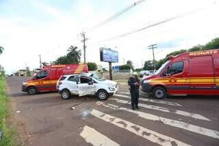 Colisão entre Uno e Ecosport provoca capotagem na Manoel da Costa Lima Colisão entre Uno e Ecosport provoca capotagem na Manoel da Costa Lima