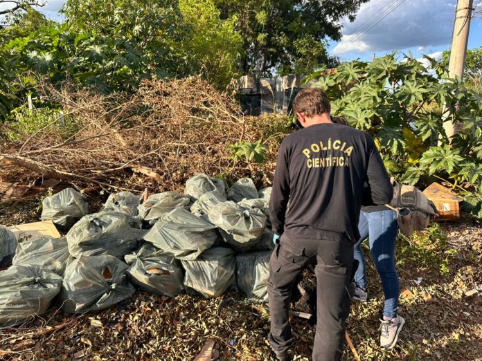 Polícia Civil prende casal por descartar caixas d’agua de amianto em terreno próximo a av. Duque de Caxias, em Campo Grande