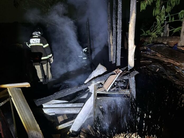 AGORA: Mulher é espancada, consegue fugir, mas tem casa incendiada pelo marido no Noroeste