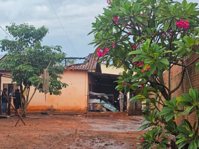 Curto circuito provoca incêndio e destrói telhado de casa no Nova Lima