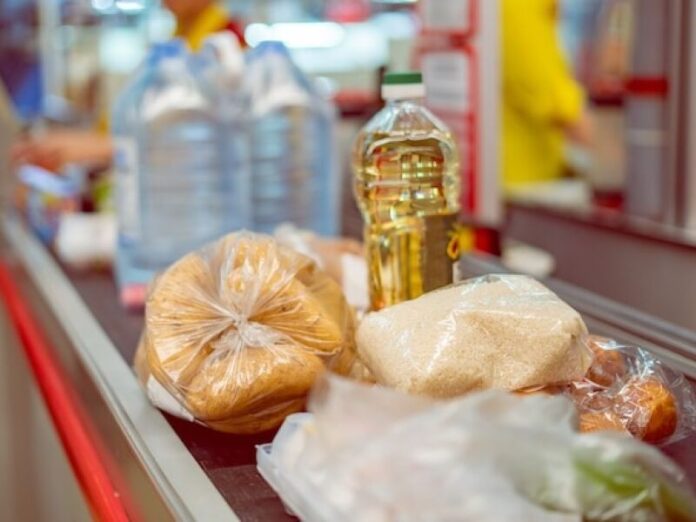 Funcionária de atacadista é presa por ajudar mulher a furtar R$ 500 em compras na Capital