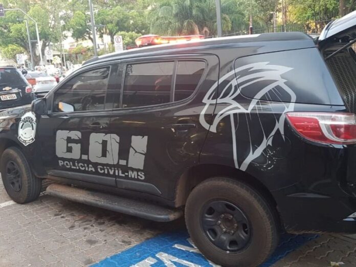 Jovem é preso após agredir idoso com faca em residência no Jardim Leblon