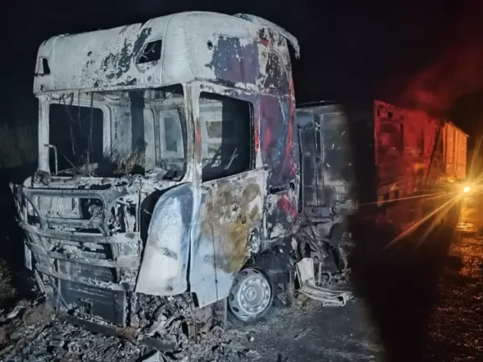 Pane elétrica causa incêndio em carreta na MS-040 próximo a Santa Rita do Pardo