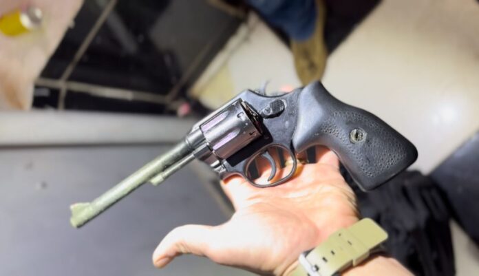 Polícia Civil apreende arma de fogo e prende dois em flagrante em barbearia