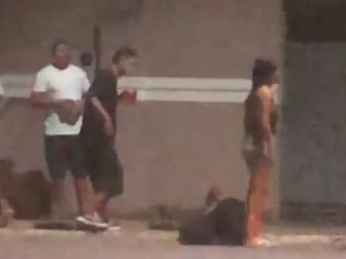 VÍDEO: Imagens mostram dupla de moto invadindo praça e atirando em rapaz em Miranda