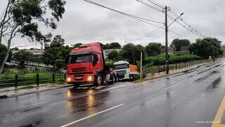 Carreta fica "presa" em alça de viaduto da Ceará Carreta fica "presa" em alça de viaduto da Ceará