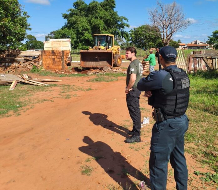 Polícias Civil e Militar apoiam Município na demolição de ponto de drogas e prostituição no Santa Luzia, em Bataguassu