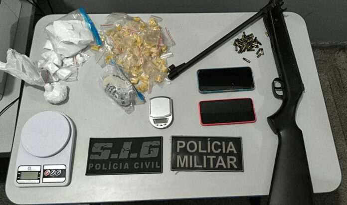 Ação conjunta das Polícias Civil e Militar resulta em apreensão de drogas e arma de fogo em Água Clara