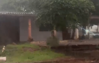 Chuva atinge bairros da Capital e previs&atilde;o indica pancadas em MS
