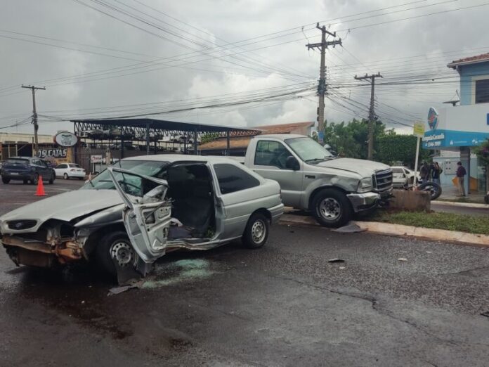 Morre mulher que se envolveu em acidente com caminhonete e moto na Capital